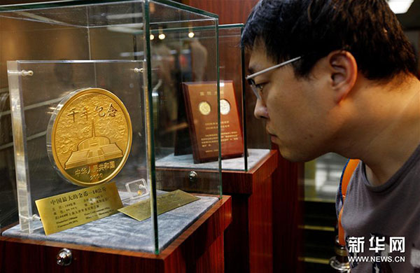 近日，由中國人民銀行貨幣金銀局主辦、中國印鈔造幣總公司承辦的“國幣之尊藝術(shù)之美”——人民幣硬幣發(fā)行60周年全國巡展在上海圖書館舉行，展示了自1957年12月1日正式發(fā)行人民幣硬幣起，已經(jīng)發(fā)行的4套流通硬幣、96個品種108枚普通紀(jì)念幣和2000余種貴金屬紀(jì)念幣。