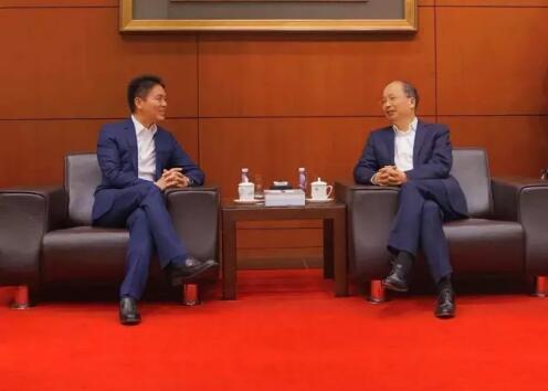 中國工商銀行董事長易會滿和京東集團董事局主席兼首席執(zhí)行官劉強東見證了雙方合作協(xié)議的簽署。 