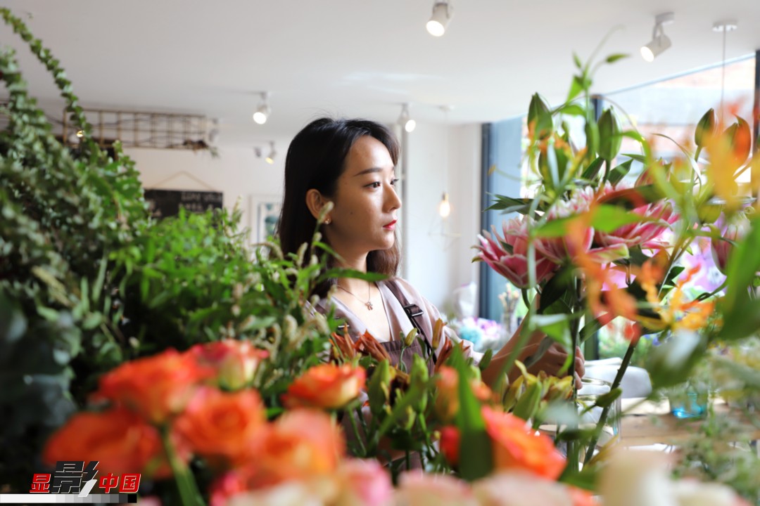 每天和花打交道是一個幸福的職業(yè)，但同時也充滿壓力和挑戰(zhàn)，“花在呈現(xiàn)給客人的那一瞬間是美好的，但前面的每一個步驟都是很辛苦的?！蓖趵桄抡f，花藝是最原始的手工藝產(chǎn)品，沒有辦法機械化、流程化和規(guī)?；?，必須要用雙手一點點地賦予其生命和美感。圖為王黎媛在挑選制作花束的鮮花。新華網(wǎng) 周亞平/攝 念新洪/文