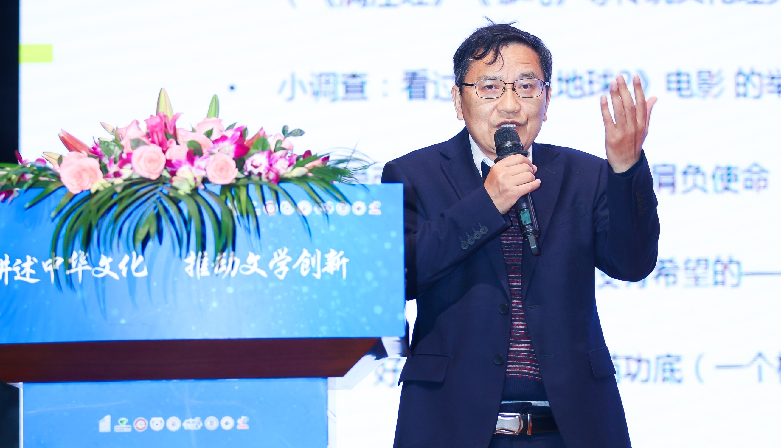活動現(xiàn)場，“全國文學(xué)盛典名師大講堂”主講嘉賓謝晨為大家?guī)碇黝}講座